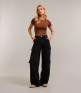 Body femenino de manga corta, color rojo vibrante, con cuello redondo y ajuste ceñido al cuerpo.