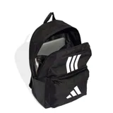Mochila Adidas clásica de color negro con tres barras blancas verticales en la parte superior y el logo de tres barras horizontales en la parte inferior. Cuenta con un compartimento principal con cierre y un bolsillo frontal con cierre.