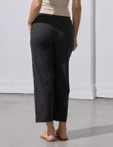 Pantalón jogger de corte ancho color celeste, con pretina elastizada y lazo de ajuste.