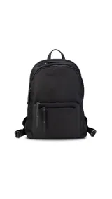 Mochila negra de tela impermeable con detalles en cuero sintético. Tiene un compartimento principal con cierre, un bolsillo frontal con cierre y un compartimento interno para notebook de 15 pulgadas.