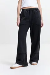 Pantalón de felpa celeste con cintura elastizada ajustable y bolsillos laterales.