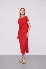 Vestido midi rojo de corte recto con mangas cortas y detalle de nudo en la parte delantera.