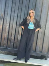 Sobrecamisa maxi negra de viscosa con tajos laterales y mangas 3/4.