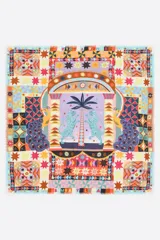 Pañuelo cuadrado con estampado multicolor de tigres, pavos reales, estrellas y motivos geométricos.