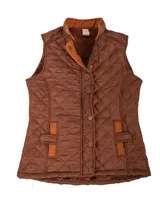 Chaleco verde oliva con diseño capitoneado, cuello alto, cierre frontal con botones a presión, bolsillos laterales con solapa y detalles en cuero marrón.
