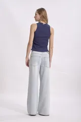Pantalón de jean celeste claro, de corte ancho y tiro alto.
