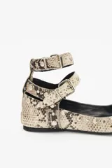Balerinas bajas de cuero con estampado reptil, doble tira de ajuste en los tobillos con remaches de níquel, punta redondeada y suela de goma acolchada.