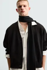 Cárdigan negro de algodón, corte relaxed fit, cuello en V, manga larga, terminaciones en rib y cierre frontal con botones.