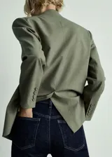 Pantalón de jean azul oscuro, tiro alto, corte mom fit, con cinco bolsillos y cierre de cremallera y botón.