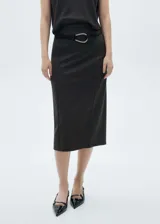 Falda midi gris oscuro de tejido de punto con cinturón negro y hebilla metálica.