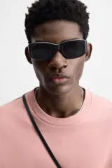 Camiseta rosa de corte recto, cuello redondo y manga corta. Estampado con efecto grabado combinado a tono en la espalda.