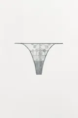 Tanga gris de tiro medio con cintura elástica ajustable y detalle de guipur.