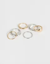 Set de seis anillos con diferentes diseños chunky en color dorado y plateado.