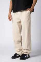 Pantalón de lino color beige, de corte recto y holgado, con cintura elastizada y cordón ajustable. Presenta bolsillos laterales amplios.