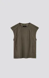 Remera verde oliva de manga corta con recortes en delantero y mangas con efecto gastado, confeccionada en algodón y calce oversize.