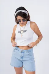 Musculosa corta negra con cuello redondo y estampado frontal de un corazón tribal blanco.