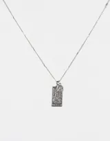 Cadena corta plateada con dije rectangular con el signo zodiacal Aries y un dije redondo pequeño.