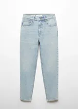 Pantalón de jean celeste de tiro alto, corte mom fit, con cinco bolsillos, trabillas y cierre de cremallera con botón.