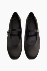 Ballerinas negras de satén, estilo guillerminas, con punta almendrada, tira sobre el empeine con hebilla dorada y taco bajo.