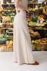 Pantalón de lino color beige con lurex, corte wide leg y tiro alto.