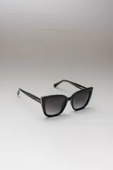 Lentes de sol negros con forma de ojo de gato y cristales degradados.