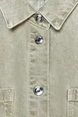 Mono corto de denim azul, con cuello solapa, manga corta, bolsillos delanteros y traseros, cintura elástica en la espalda y cierre frontal con cremallera y botones metálicos.