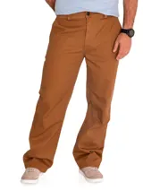 Pantalón de hombre color marrón, de corte recto, con cierre de cremallera y botón. Incluye bolsillos laterales, traseros tipo parche, trabilla para martillo y bolsillo utilitario en la parte trasera del muslo.