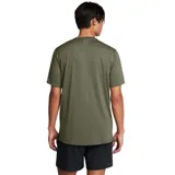 Remera deportiva de corte ligero y elástico, color celeste, diseñada para ser transpirable y de secado rápido.