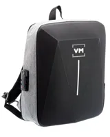 Mochila antirrobo negra con detalles en gris y logo VM en el frente. Cuenta con cierre de seguridad con clave numérica, puerto USB externo, compartimentos internos acolchados y bolsillos ocultos.