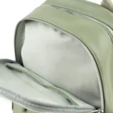 Mochila verde de símil cuero graneado, con acceso superior con cierre, dos bolsillos externos con cierre, dos bolsillos externos abiertos, un bolsillo interno con cierre y dos bolsillos internos abiertos. Tiene correa regulable, herrajes plateados y forro de tela de algodón y poliéster.