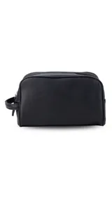 Neceser unisex marrón de símil cuero, con doble compartimento superior y bolsillo frontal con cierre. Asa lateral para fácil transporte.