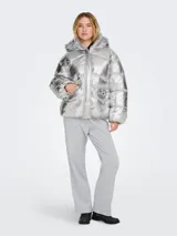 Campera puffer plateada con capucha, cierre frontal con cremallera y botones a presión, bolsillos delanteros con solapa y cordón ajustable en el dobladillo.