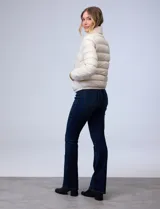 Campera puffer reversible Michael Kors color rosa con estampado de logos MK en un lado y liso en el otro. Tiene cierre central metálico, bolsillos delanteros y avíos metálicos con logo. Incluye bolsa autoportante.