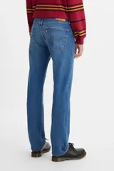 Jeans de corte recto color azul con diseño clásico de botón, tiro medio y sin elasticidad.