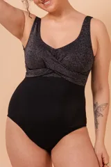 Malla entera negra con corpiño con nudo cruzado confeccionado en lycra lurex.