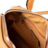 Cartera tipo tote de cuero sintético color habano, con doble asa corta y correa larga regulable extraíble. Tiene cierre superior, un bolsillo interno con cierre y otro abierto.