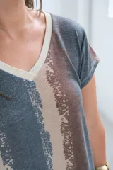 Vestido largo azul con lurex dorado, escote en V y mangas cortas.