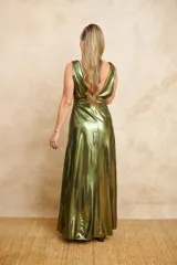 Vestido largo verde oliva de satén con escote en V pronunciado, corte imperio y falda con caída fluida.