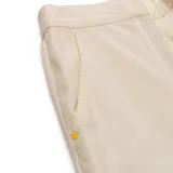 Pantalón cargo color crema, de corte ancho, con bolsillos laterales y costuras a la vista.