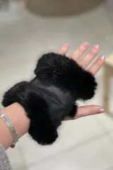 Mitones negros de cuero con borde de piel sintética.