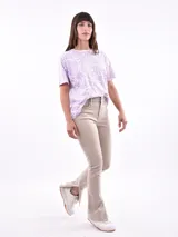 Remera blanca con estampado de ojos y pestañas en negro.