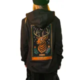 Canguro negro con capucha y bolsillo tipo canguro. Estampado frontal con logo de la marca Kaboa y diseño inspirado en Jägermeister con astas de ciervo, luna y hojas.