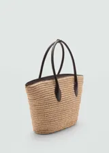 Bolso tipo shopper de fibra natural color beige con doble asa corta de cuero marrón y cierre de imán interior.