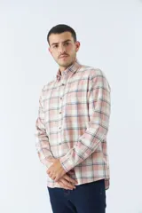 Camisa de manga larga para hombre, de corte slim, con diseño a cuadros y logo bordado.