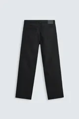 Pantalón de jean negro de corte recto, con cinco bolsillos y cierre frontal con botones. Colección especial Origins.