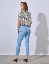 Pantalón azul de gabardina elastizada, marca Ruby Rd. Pretina ancha elastizada, bolsillos delanteros simulados y bolsillos traseros aplicados.