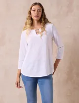 Blusa negra de tejido labrado marca Ruby Rd, con cuello redondo, escote en V y aplique metálico en el escote. Manga tres cuartos.