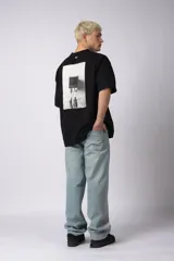 Remera color crema de corte oversize con la inscripción '90's' bordada en el frente y parche con imagen en la espalda.