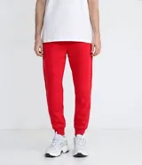 Pantalón jogger rojo de algodón con ajuste en los tobillos, bolsillos laterales con cierre y cintura elástica.