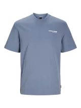 Camiseta azul de manga corta y cuello redondo con estampado pequeño en el pecho con el texto "OUNLTD.CORE JACK&JONES".